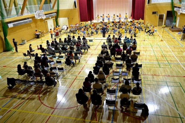 【写真】帯広吹奏楽団とジョイントコンサート　新得中