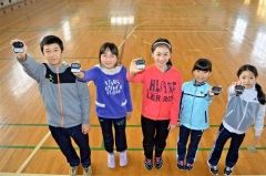 冬休みに貸与される万歩計と上札内小学校５、６年生児童
