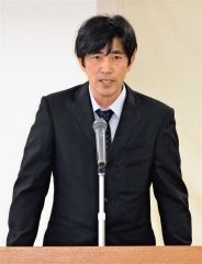 謝辞を述べる小島さん