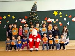 サンタクロースにプレゼントをもらって大喜びした子どもたち