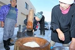 屋外で行われた餅つき
