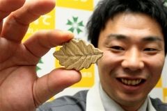町木カシワのバッジを来庁者に　「子育て」芽室ＰＲ 2