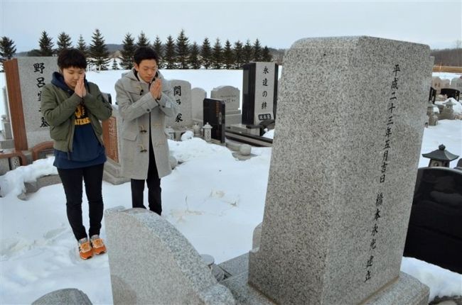 成人式当日に新たな門出　亡き母の墓前に報告