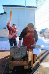 大樹ほっとで交流餅つき 3
