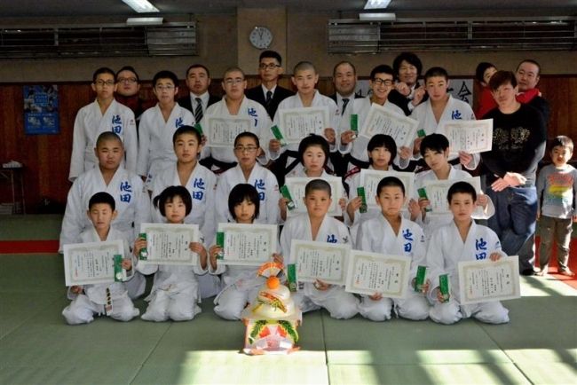 【写真】畳の上で熱戦　池田・柔道少年鏡開き大会