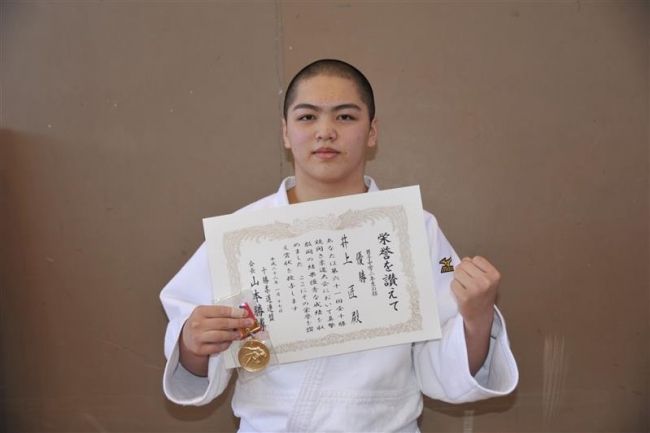 【写真】高橋高校一般初段、井上中学２年Ｖ　鏡開き柔道大会