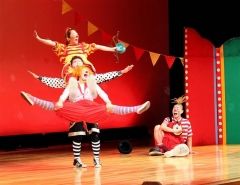 親子連れの歓声を集めた「プレジャーＢ」の公演