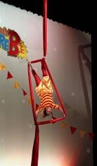 親子連れの歓声を集めた「プレジャーＢ」の公演