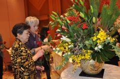 初生けに臨む小原流十勝支部の会員。奥が坂井支部長