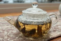 番茶は熱湯を注いでから２、３分待つのがポイント