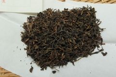 自生する山茶「ばんばら茶」。携帯用ポットに茶葉を入れて熱湯を注ぐ楽しみ方も