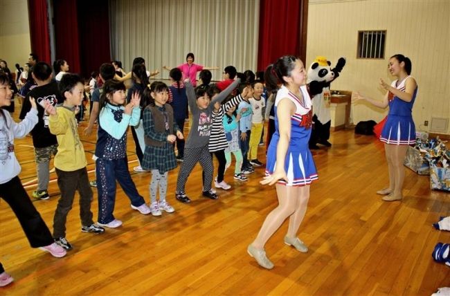 【写真】子どもたちにバトン指導も　帯南商高トワラー部新得公演