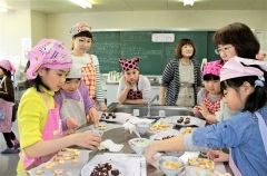 “先生”は小学生　芽室・菓子づくり教室 2
