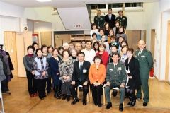 親睦を深めた参加者たち。前列中央が鈴木部長