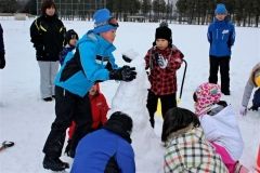 雪を高く積み上げる「スカイツリー」に挑む子どもたち。青色帽子は台東区の児童