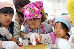 お菓子作りに挑戦する子どもたち