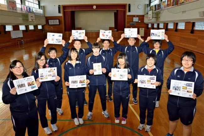 【写真】タブレットＰＣでパンフ「ジオマップ～食事編」作成　瓜幕中３年