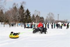 滑り台やスノーラフティングに歓声　瓜幕雪祭り 2