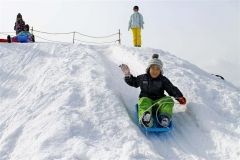 滑り台やスノーラフティングに歓声　瓜幕雪祭り 4