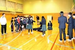 小学生と英語で交流授業　鹿追高 4