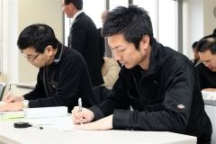 協定書に署名押印する家族