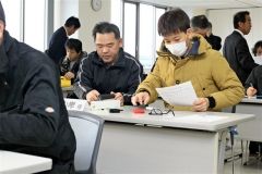 協定書に署名押印する家族