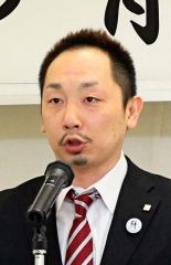 あいさつする飛田部長