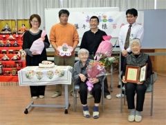 １００歳の佐藤キミエさん祝う　音更 5