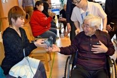 お年寄りが亀やイグアナに触れ癒やし ロータス音更 2