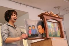 川﨑時治さんの生涯を描いた紙芝居を熱演する三橋とらさん
