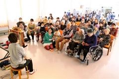 公演を聞き入る入所者と職員、家族ら