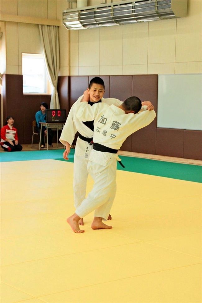 【写真】新築の武道場で初練習　広尾中柔道部