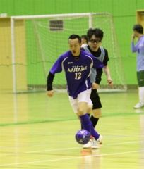 交流戦（対道東選抜戦）でプレーするアユターレの（１２）飯澤賢司選手。この試合１得点と活躍した