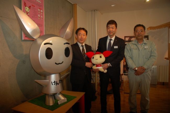 【写真】帯広すずらんルームに「鉄製けんけつちゃん」 帯広高等技専生が制作