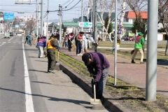 ボランティアで道路を清掃する有志