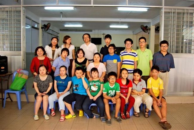 【写真】アスペルガー症候群の本間さん、ベトナムで体験講演