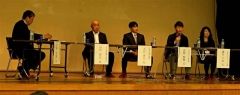 上美生の将来プラン実現に向けて議論する住民と吉岡教授（左）