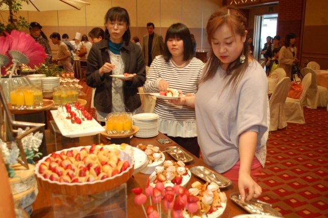 イチゴデザート食べて熊本支援　北海道ホテル「ブッフェ」に１５０人