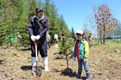 アカエゾマツを３００本植えた植樹祭