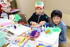 生け花オブジェ作りに挑戦する子どもたち