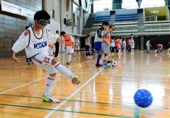 アイマスクをしてパス練習をする小学生たち（金野和彦撮影）