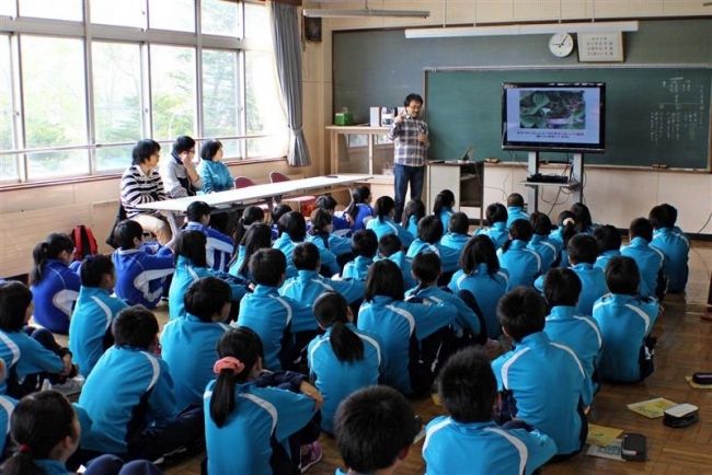 【写真】オオバナノエンレイソウを観察　広尾の中学生