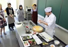 飾り巻きの作り方を披露する桑添さん（右）