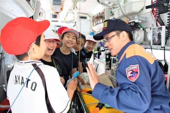 【写真】消防署を見学　中札内小児童