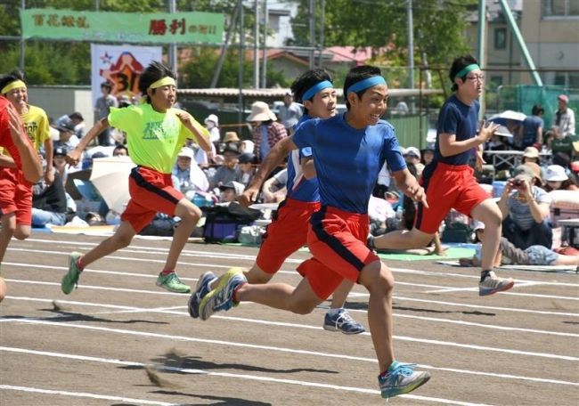 全力、歓声　汗光る　中学校で体育祭