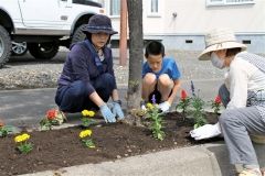 色鮮やかな花を植える参加者