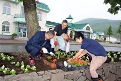 駅前を花で彩る観光協会の職員