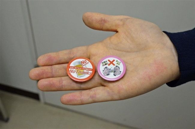 【写真】飲酒事故防止へ缶バッジ製作　帯畜大
