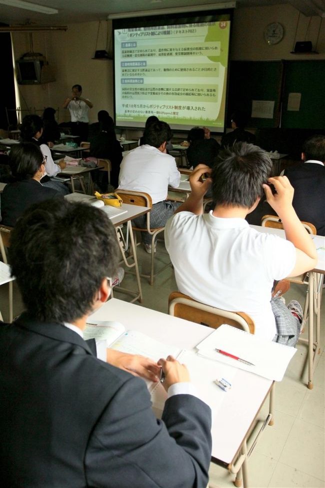 【写真】食品衛生の知識学ぶ　更別農高で講習