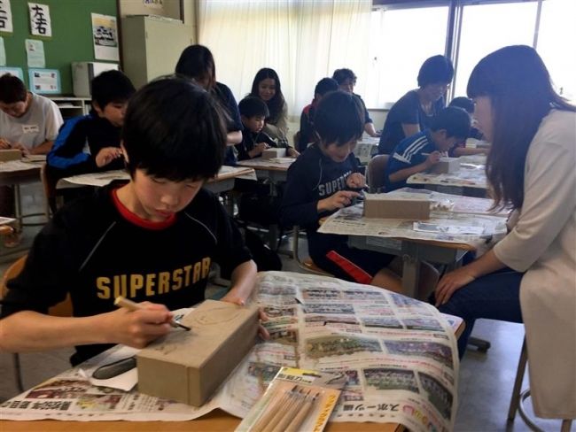 【写真】父母と一緒にレンガ彫刻　上更別小